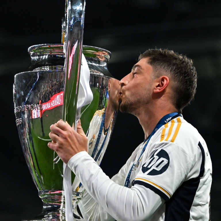 InvictosSomos's tweet photo. Sin buscar reflectores, sin entrar en polémicas, sin quejarse, sin dejar de responder en cualquier posición y sin guardarse nada cada que entra a la cancha. Ningún jugador del Real Madrid disputó más partidos que este señor en la presente temporada. Las portadas las acaparan otros, pero nada sería posible sin su sacrificio, desgaste y despliegue físico. El futuro 8. El futuro capitán del Real Madrid. DE URUGUAY PARA EL MUNDO.