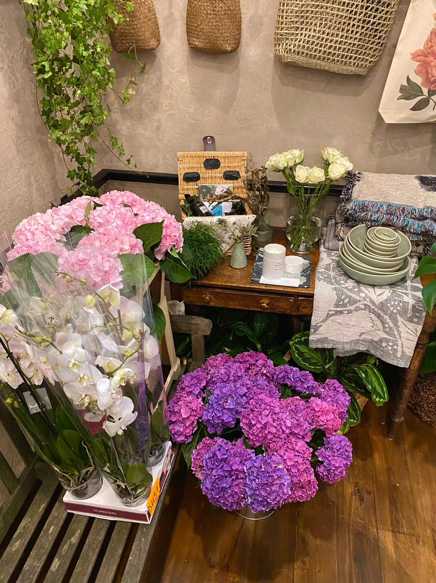 🍏Fresh fruits and flowers can bring many joys and benefits to your life.💐🌷😍