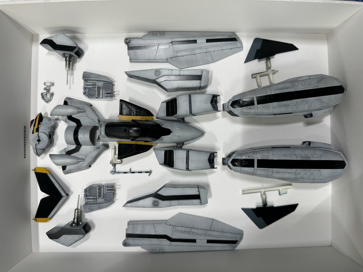 LimChubby's tweet photo. Hasegawa 1/72 VF-0S Battroid Masking work #macross #macrosszero #vf0s #royfocker #hasegawa #マクロスモデラーズ https://t.co/lCD7KMinJs