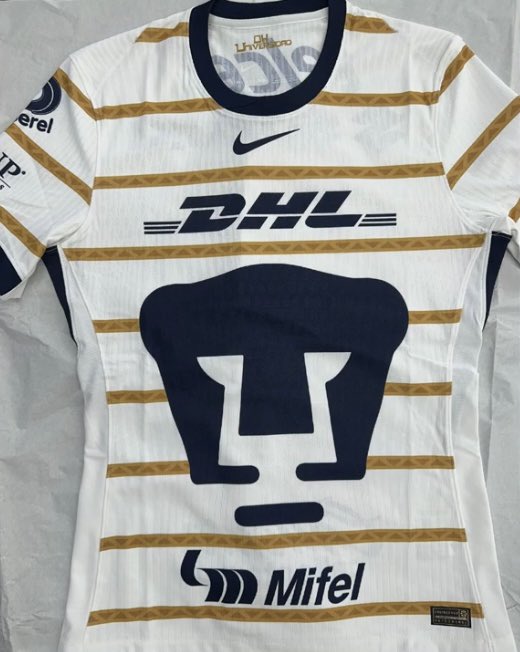 BELLEZA😍🐾

Se filtró la nueva playera de Pumas para este Clausura 2024.

Esta sería la de local.🤍🧡