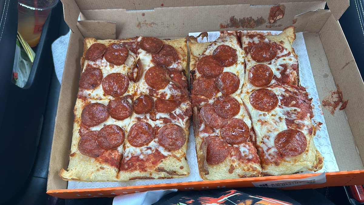mcee710's tweet photo. Week 2 of ordering Detroit style deep dish pizza til they get it right.. smh @littlecaesars https://t.co/8218Mf4sjq