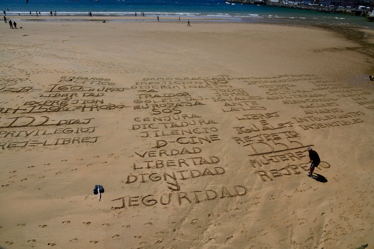 N_tetsou's tweet photo. サンセバスチャン。
　ダウンジャケットと海水浴が混合する街。
　スペインの江ノ島？
　スペインのモナコ？

#サンセバスチャン 
#SanSebastián
#スペイン
#spain https://t.co/T9wqvNnqON