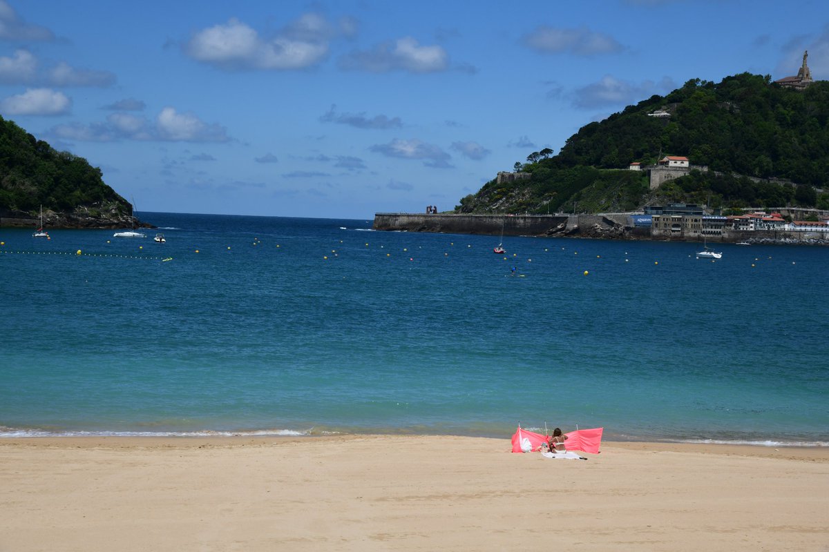 N_tetsou's tweet photo. サンセバスチャン。
　ダウンジャケットと海水浴が混合する街。
　スペインの江ノ島？
　スペインのモナコ？

#サンセバスチャン 
#SanSebastián
#スペイン
#spain https://t.co/T9wqvNnqON