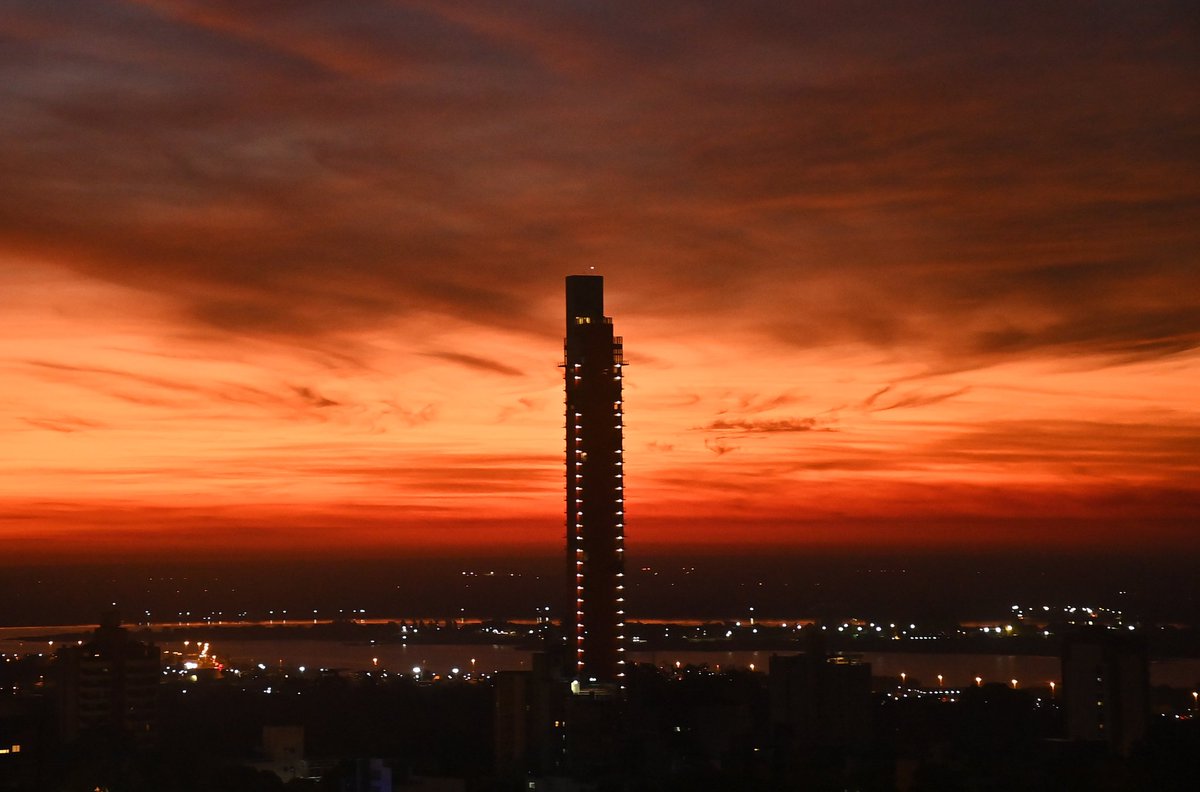 Quitó su paleta de colores, y mientras pintaba el horizonte, nos regalaba estos colores a medida que transcurria el atardecer.
