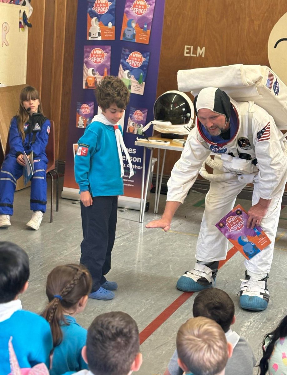 MedwaySpaceMan's tweet photo. Talking about #gravity on a recent beaver visit! #goals #dreams #education #space #inspire #Moon #author #books #inspirechildren #scouts #guides #cubs #beavers #brownies #squirrels #kent #spacebadge #learning #ProudToBeMedway @scouts @BearGrylls @astro_timpeake https://t.co/ZsS6e20otu