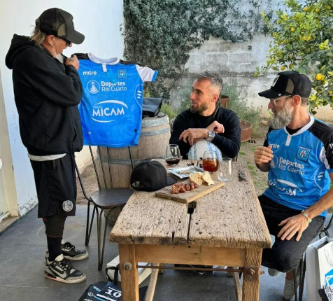 villagralejo's tweet photo. ¡PIEDRA LIBRE PARA EL DIEZ!
En su nueva faceta de "conductor" y mientras se recupera de la lesión por la que está fuera de las canchas desde noviembre de 2023, Fernando #Belluschi compartió un asado con los músicos de Kapanga y les entregó algunos presentes de #EstudiantesRC. https://t.co/PT89WaDkhw