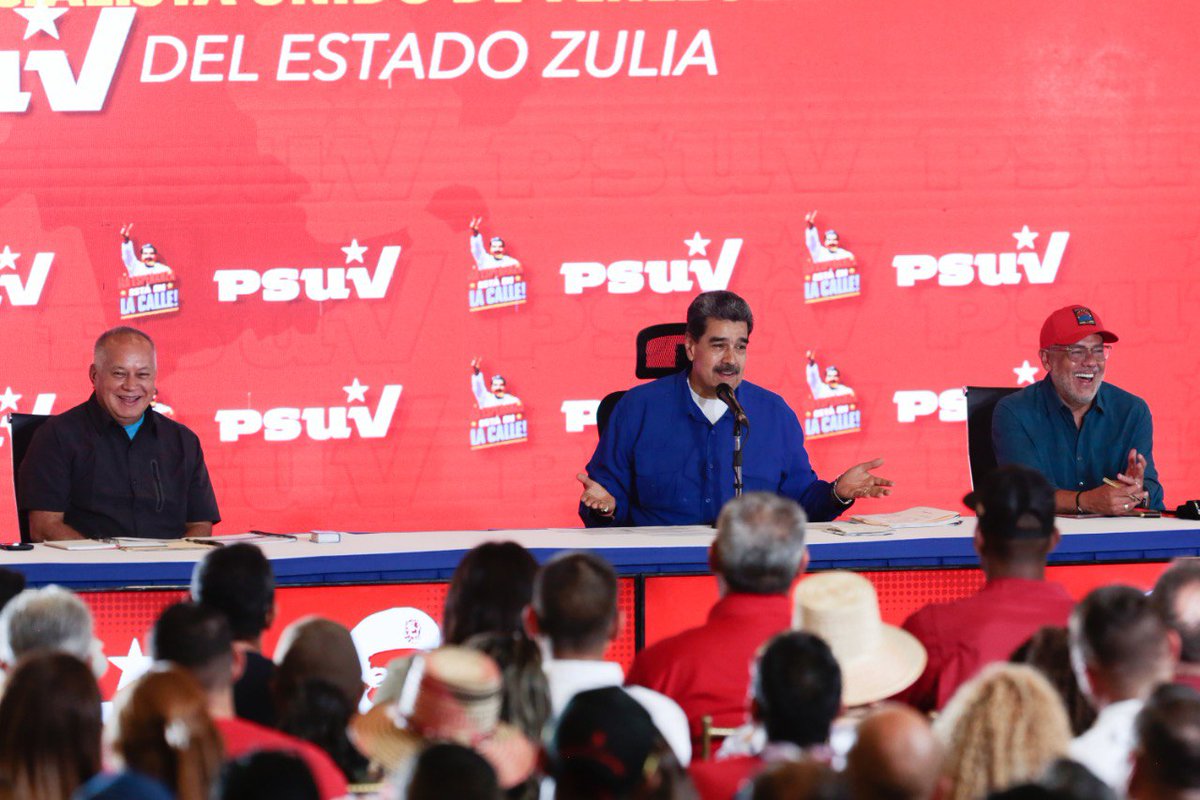 #UnidosConChávezYMaduro | El presidente <a href="/NicolasMaduro/">Nicolás Maduro</a> se reúne con las estructuras políticas del <a href="/PartidoPSUV/">PSUV</a> en el #Zulia.

#PuebloEnLasRedes
