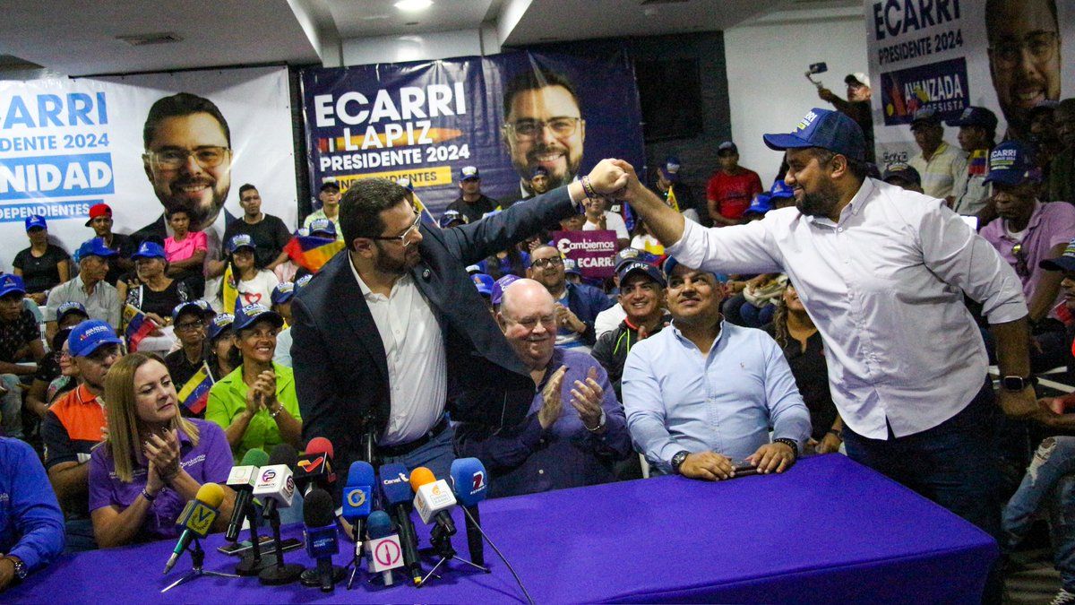 aecarri's tweet photo. 🚨 Tener a mi padre @EcarriB ex vicepresidente de AD y a @RicardoAdrianD excandidato del PCV a la Gobernación de Carabobo y ex militante del
PSUV juntos en nuestro comando y en @LapizVenezuela, nos da un aliento importante que vamos en el camino correcto de unir a la familia venezolana alrededor de la educación. 

Contar con el apoyo pleno de la familia es la clave. 

¡Bienvenidos!
Seguimos sumando. ✏️🇻🇪