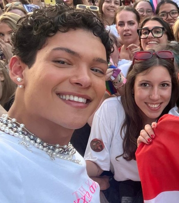 AmparoSabotage's tweet photo. Cuando @OMAR te pide que si puede poner la mano debajo de tu chaqueta al ladoo de tu brazo... Jwkdndbdkdbd casi me muero!! 😭😭😭😭 #procesando #shock... https://t.co/0aGcQESpq1