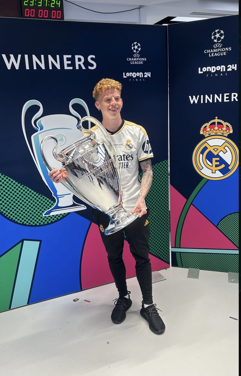 ArnaldoMarrero's tweet photo. Jeremy De León con la Decimoquinta 🏆🇵🇷🔥 #UCLfinal 

📸 vía IG @10jeremyandre https://t.co/xsZ1dJ3B3y