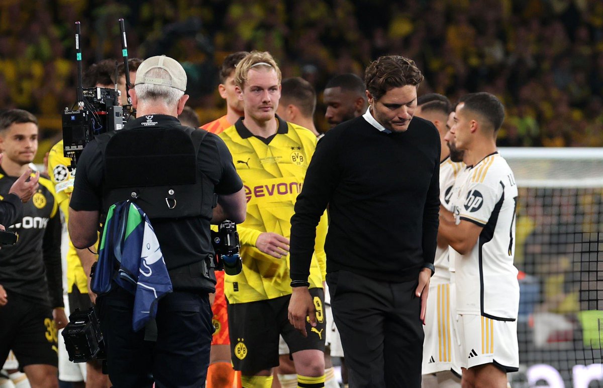aritrabvb1909's tweet photo. Terzic on whether he can turn this painful experience into something positive: "Tonight it’s hard, but starting tomorrow, that’s the clear mission. I think there’s a parallel: we conceded a goal from a near-post corner and fell behind, just like last year. But otherwise, you can’t compare the two games. What hurt us last year was that we didn’t play the way we wanted. Today, we saw a BVB team that you would wish for. We brought nearly 100,000 people to London with the belief that we could win. I think we showed a really good game today. That’s the positive we take away. We also take away a big desire: to carry this belief with us. Even when it gets tough and things don’t go our way from the start, not to start doubting right away after the first setback. We need this belief, only with it can we eventually achieve success and confidence. That’s the clear mission starting tomorrow."