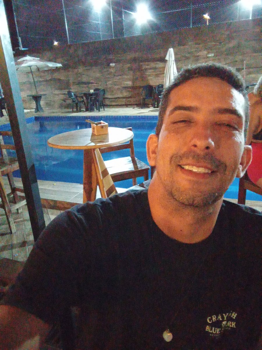 O vento toca o meu rosto me lembrando que o tempo vai com ele levando em suas asas dos meus dias dessa vida passageira.