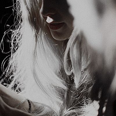 RedRiotest's tweet photo. Adoraba la actitud del chico. Lamentaba no ser más sociable allá, pero ahora mismo... 

—Por ahí no, por aquí —lo para y los guía a ambos por otro pasillo, saliendo pronto a lo que parece un lateral del castillo—. ¿Recuerdas lo que tenemos que hacer, verdad? —susurra. #ixtalfest https://t.co/T9Nw4D6vuV