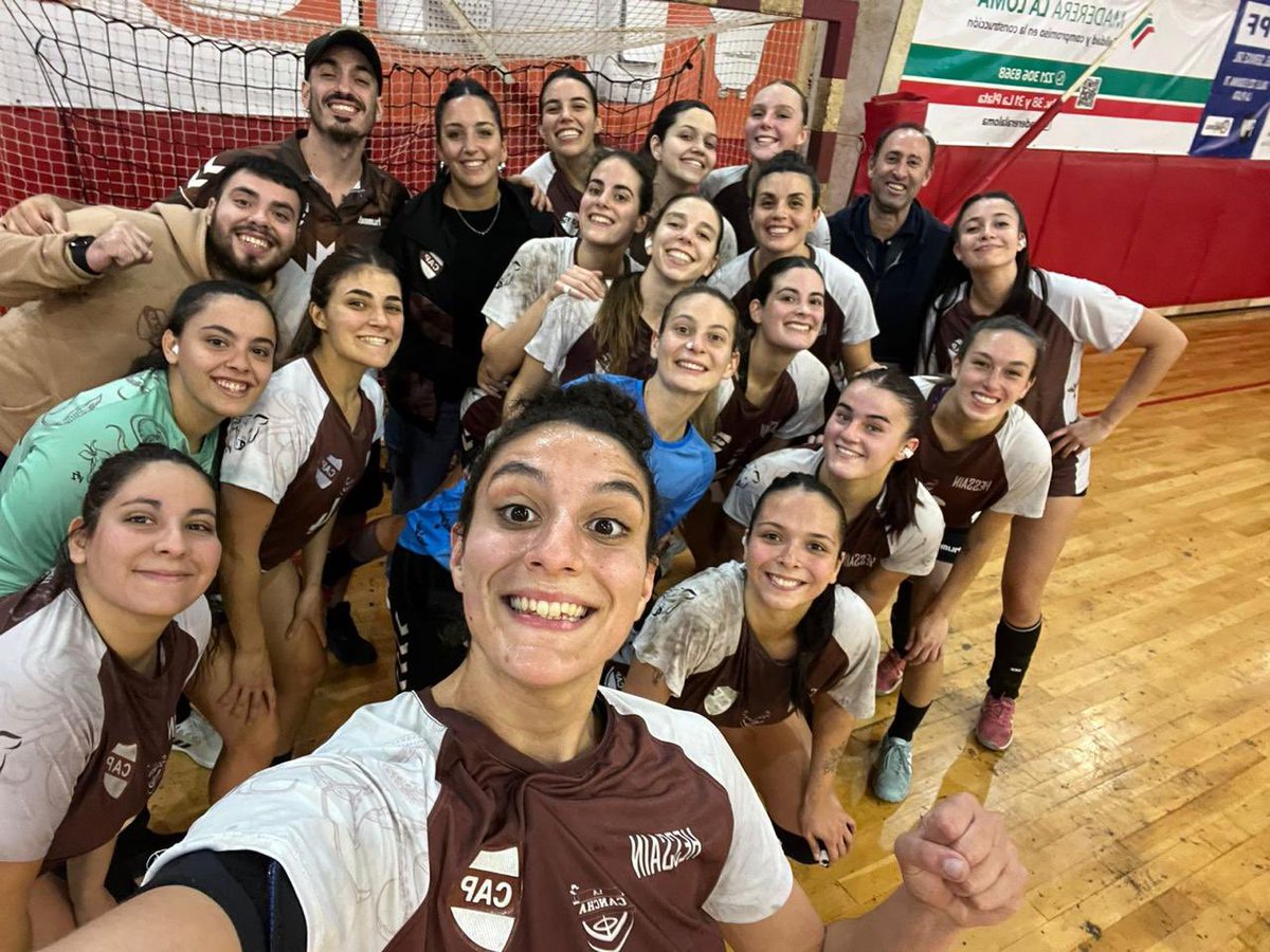 caplatense's tweet photo. [Handball] #Damas #Femebal #LigaDeHonorPlata 

🤯 ¡Undécima victoria al hilo!

✅ Las Calamares🦑, líderes e invictas, vencieron a Estudiantes (LP) B por 34-21 .

🏐Valen Martínez Campins, goleadora con 9.

🔜 Próxima 🆚 UBA

#SiemprePlatense🤎 https://t.co/StMMl3ty9t