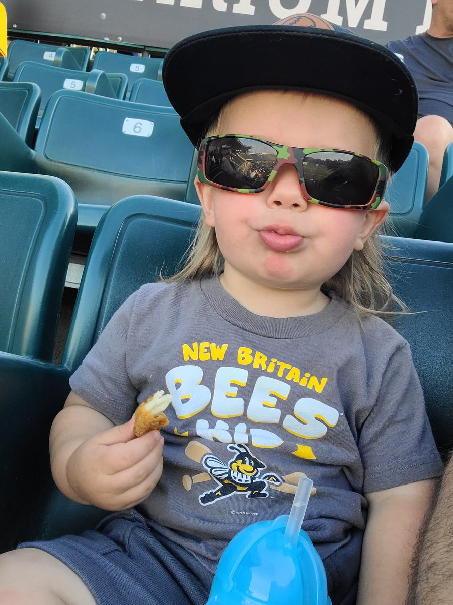 The1TrueBobbo's tweet photo. #BeesBall with the boy! #BeeUnit #HardHittin #GoBees https://t.co/mpirU0o4rq