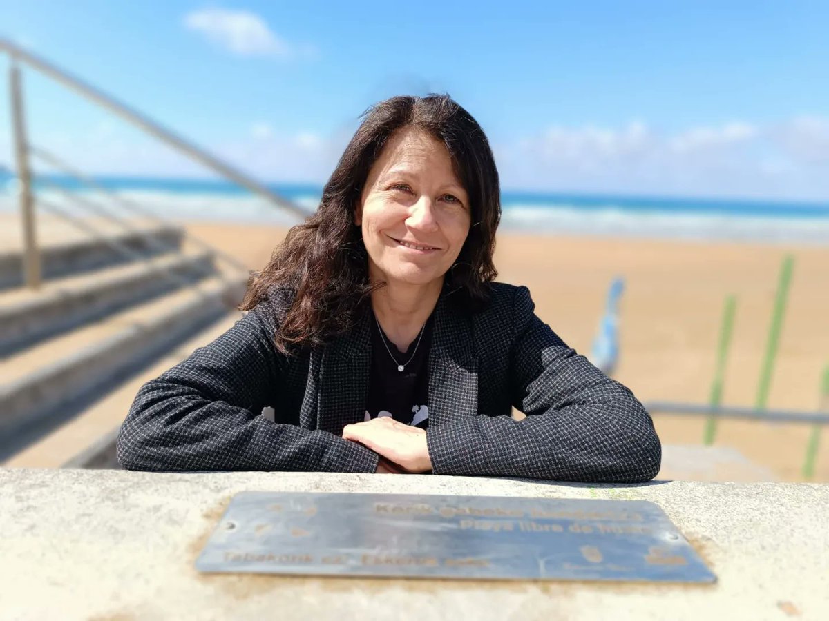 GloriaVzquez9's tweet photo. #Zarautz #kerikgabekohondartza #ezerre #playassinhumo 
No fumes en la playa. Las colillas envenenan el mar y el humo tus pulmones y los de quienes están cerca. https://t.co/t7TNbSJol4