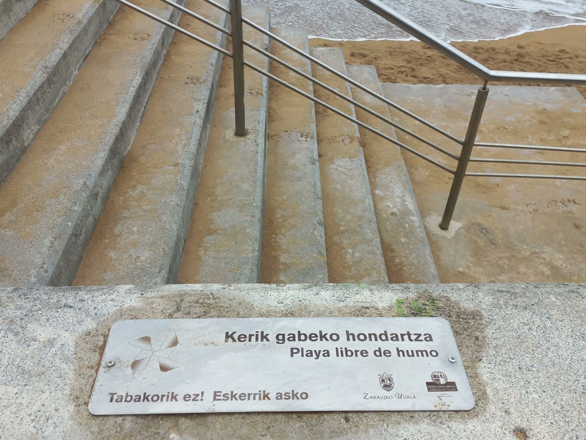 GloriaVzquez9's tweet photo. #Zarautz #kerikgabekohondartza #ezerre #playassinhumo 
No fumes en la playa. Las colillas envenenan el mar y el humo tus pulmones y los de quienes están cerca. https://t.co/t7TNbSJol4
