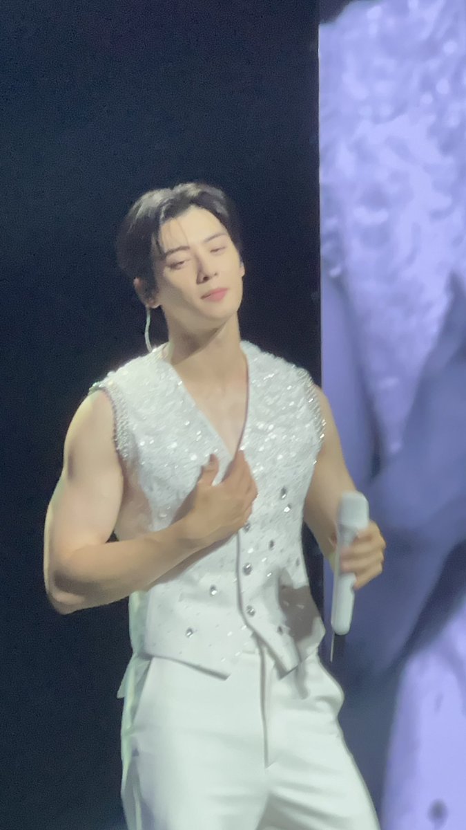 DramalandWorld's tweet photo. GENTE ELE TA TÃO PERFEITO, ESSE HOMEM É UM DEUS, OLHEM ESSE BRAÇO, ESSE LOOK, ELE– PUTA MERDA EU AMO ELE https://t.co/rNLULDsjMi