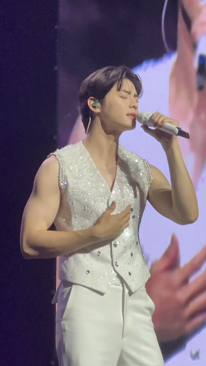DramalandWorld's tweet photo. GENTE ELE TA TÃO PERFEITO, ESSE HOMEM É UM DEUS, OLHEM ESSE BRAÇO, ESSE LOOK, ELE– PUTA MERDA EU AMO ELE https://t.co/rNLULDsjMi