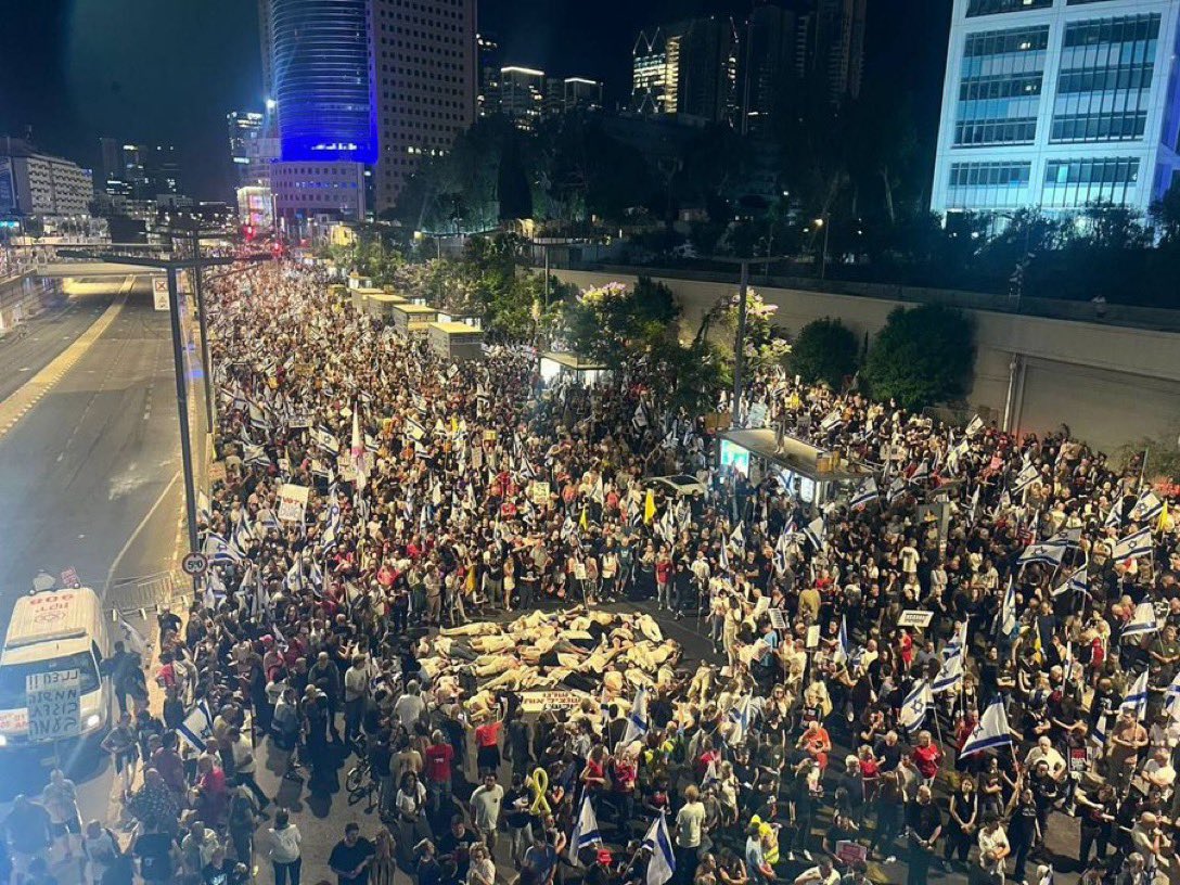 **[🇮🇱] Manifestations à Tel-Aviv contre la guerre : 7 arrestations et 2 blessés**

🔎 Des manifestations exigeant la fin de la guerre se poursuivent à Tel-Aviv, avec des affrontements signalés entre manifestants et forces de l'ordre.

🔹Sept personnes ont été arrêtées et deux ont