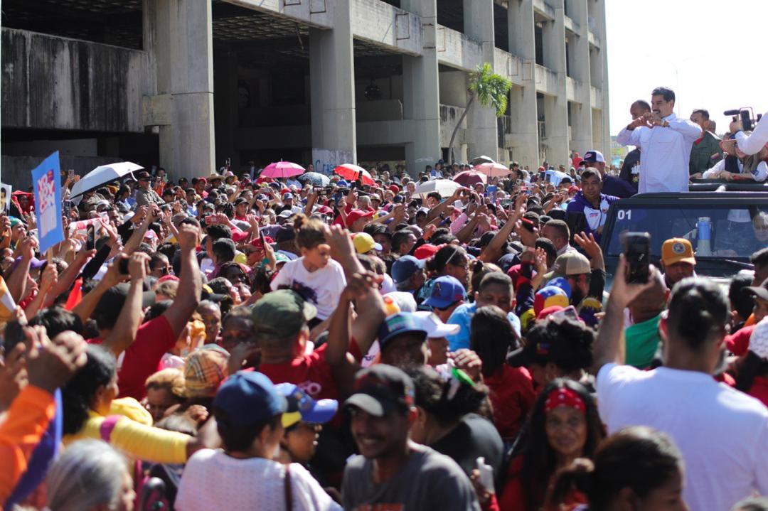 ConElMazoDando's tweet photo. #UnidosConChávezYMaduro | Las calles del #Zulia se llenaron de alegría y pueblo para demostrar su lealtad y compromiso con el hermano presidente @NicolasMaduro

#PuebloEnLasRedes https://t.co/2WcaBFmDlA