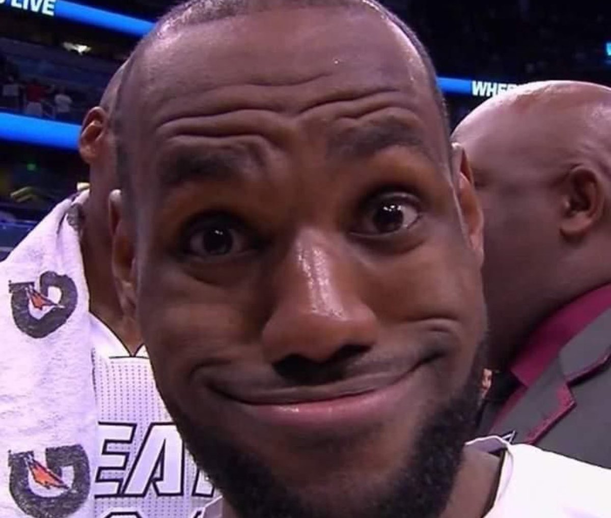 FurkanMiras's tweet photo. @euroleague_time O sırada İhsan Bayülgen’in varlığından haberi olmayan LeBron https://t.co/s4T0Tzuvib