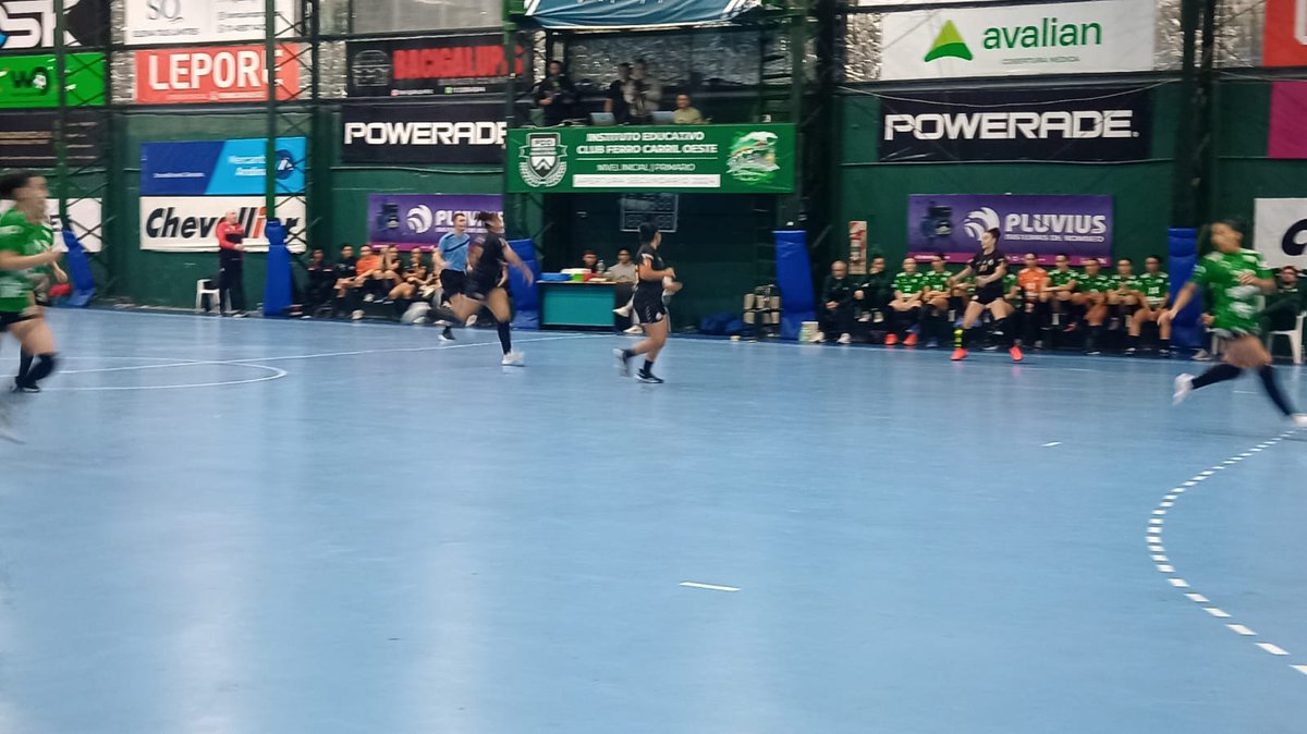 ferrocarriloest's tweet photo. #HandballFemenino 🤾🏻♀️ Juegan las Superpoderosas en el Multi, por la 11° Fecha del Metro Apertura de @femebal reciben a #SAGLomas, promediando el PT pierden 10 a 6
#VamosLasPibas! 💚🚂 https://t.co/zgR6cFvI6a