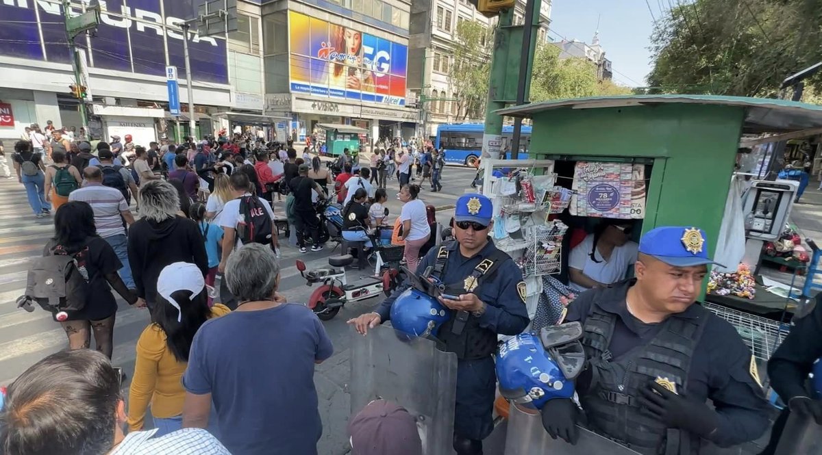 Juan_OrtizMX's tweet photo. 🗳️📌COMERCIANTES PROTESTAN EN EL CENTRO HISTÓRICO CAPITALINO POR COACCIÓN DEL VOTO A FAVOR DE MORENA

Se reporta que comerciantes del Centro Histórico han bloqueado importantes vías como Eje Central, Juárez, Izazaga, y Balderas.

Los manifestantes, provenientes de áreas como Barrio Chino y Hospital General, denuncian que les condicionan sus lugares habituales a cambio de apoyos a Morena.

Los afectados amenazan con extender su acción hacia el Palacio Nacional si no respetan su derecho a trabajar sin condiciones políticas.

Fuente: Reporte Operaciones Especiales México A.C.