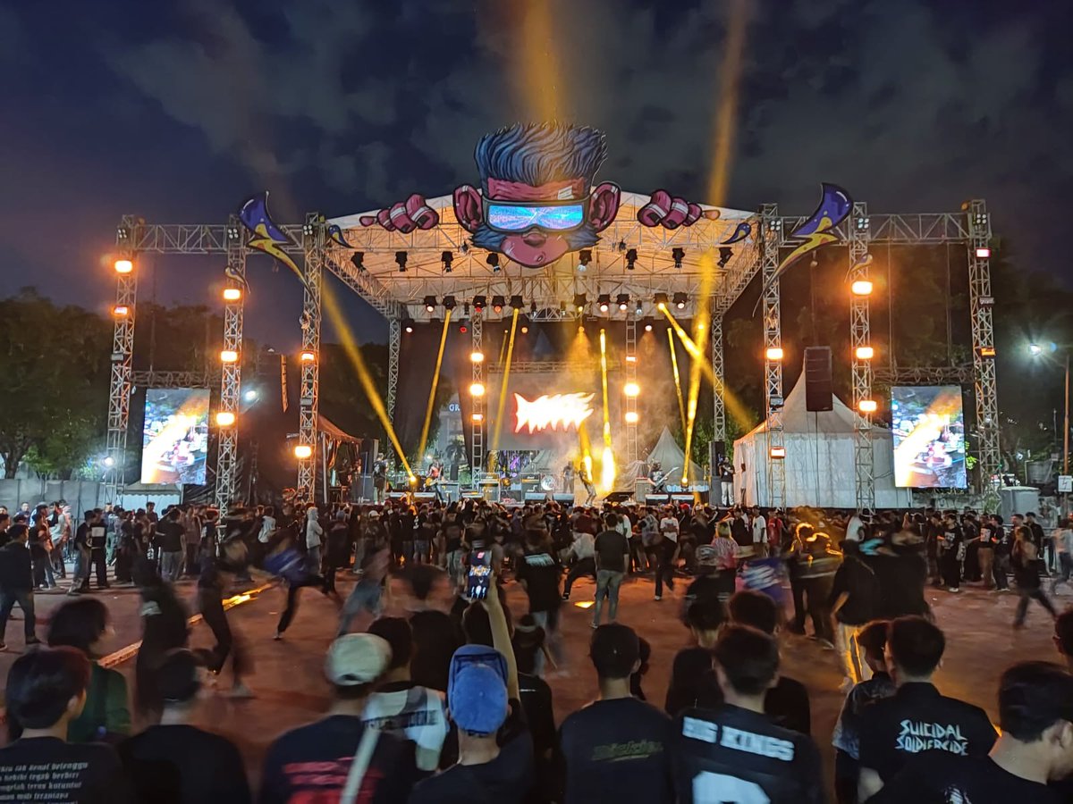 :: Moonks IRL :: 

Moonk by <a href="/tsunami031/">kak jojo</a> is on stage and around the venue for the Herock Distortion by Supermusic! 🤘

#moonknft