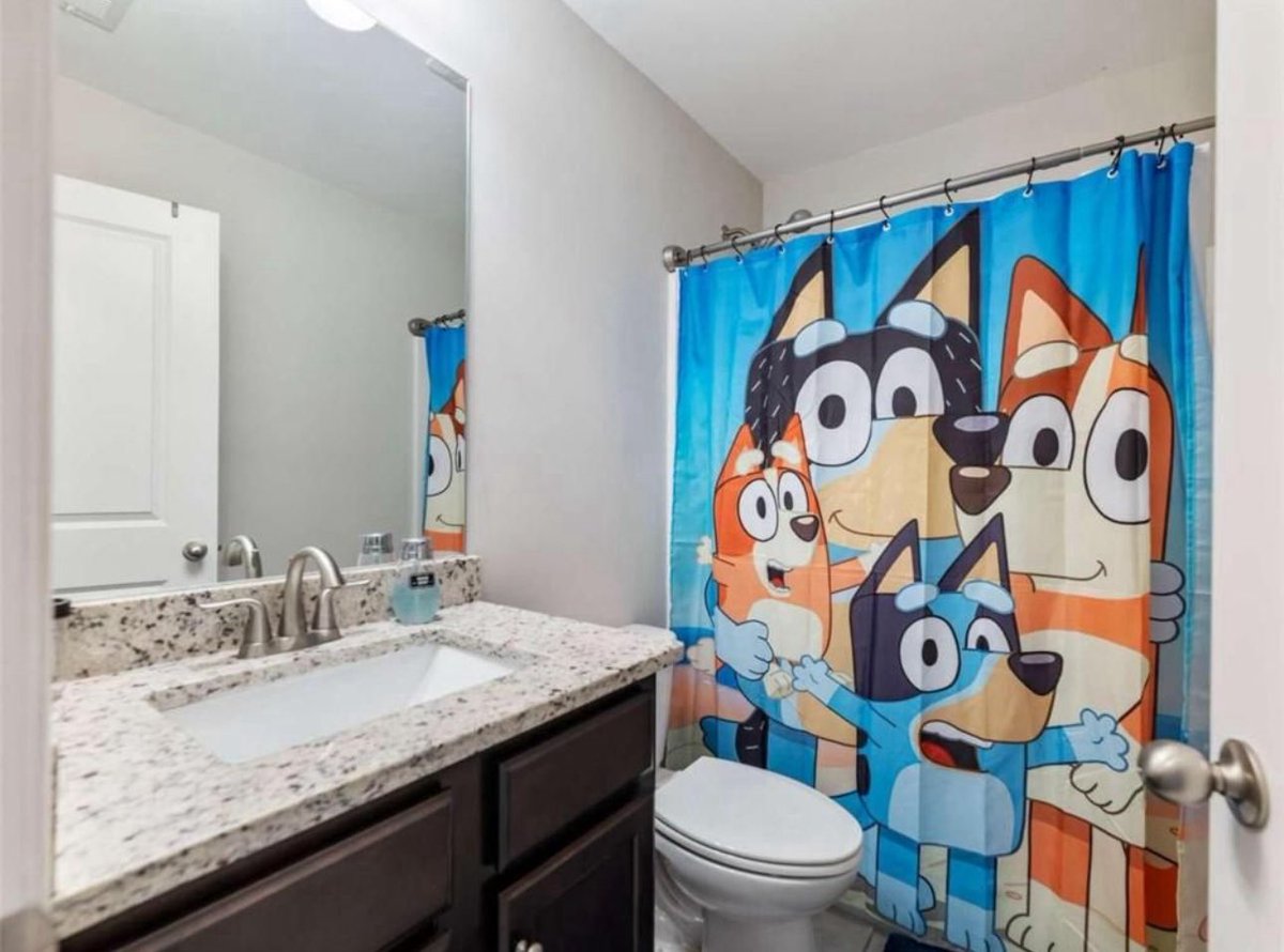 DDYSMRF's tweet photo. Flipping through Zillow looking at houses for sale in the neighborhood and no lie I want these people’s shower curtain. https://t.co/pugFH3cWtf