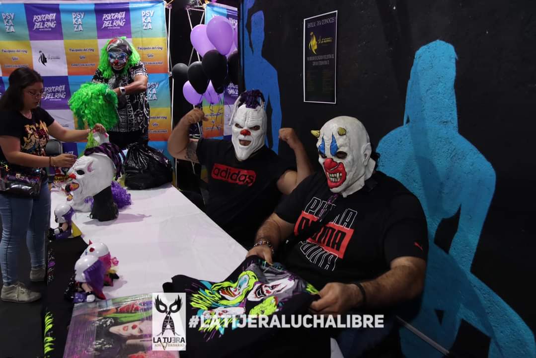 LaTijeraLucha's tweet photo. Un éxito total el pr1mer an1versario del #PsycopataDelRingGymCenter con ambiente familiar y deportivo,donde grandes luchadores se dieron cita para convivir y acompañar a @Psychooriginal; #ParkaNegra,#BrazoDeOroJr, #LadyShani,#HijoDelVikingo #PanicClown #MurderClown, #DaveTheClown https://t.co/jCeyEVxJsh