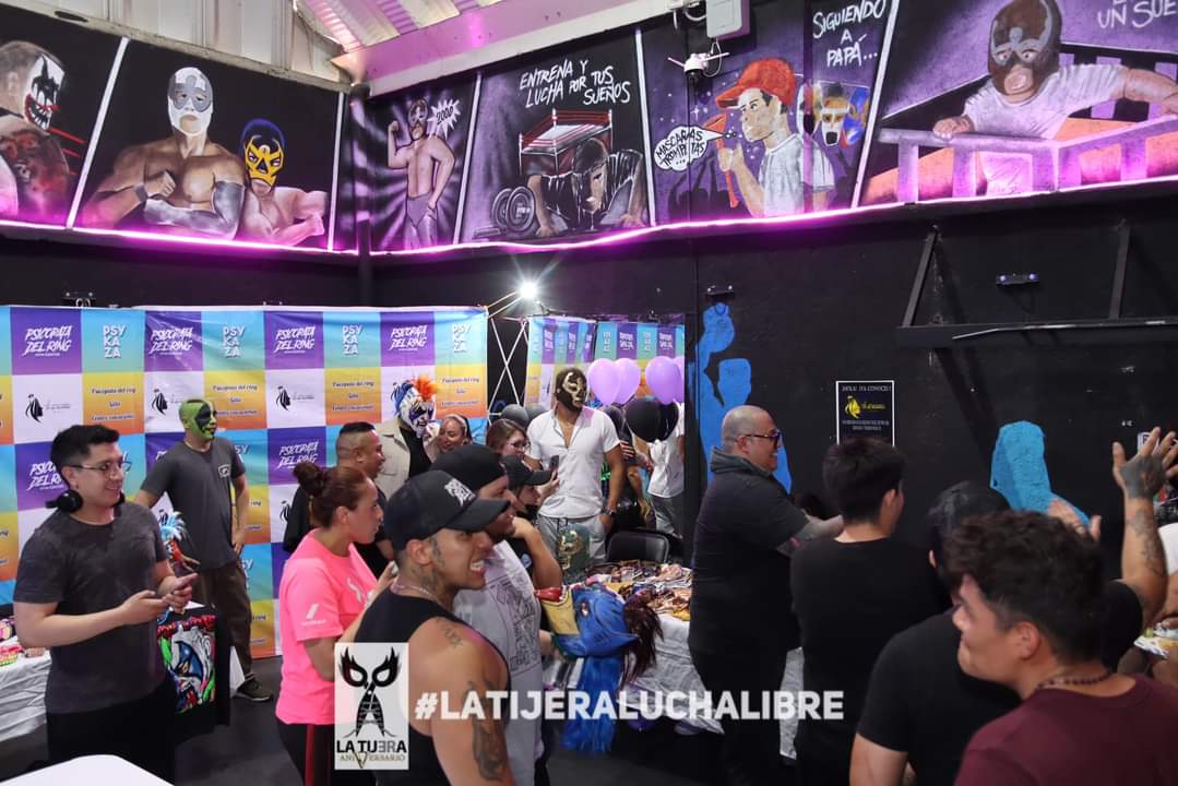 LaTijeraLucha's tweet photo. Un éxito total el pr1mer an1versario del #PsycopataDelRingGymCenter con ambiente familiar y deportivo,donde grandes luchadores se dieron cita para convivir y acompañar a @Psychooriginal; #ParkaNegra,#BrazoDeOroJr, #LadyShani,#HijoDelVikingo #PanicClown #MurderClown, #DaveTheClown https://t.co/jCeyEVxJsh