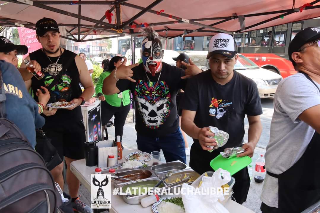 LaTijeraLucha's tweet photo. Un éxito total el pr1mer an1versario del #PsycopataDelRingGymCenter con ambiente familiar y deportivo,donde grandes luchadores se dieron cita para convivir y acompañar a @Psychooriginal; #ParkaNegra,#BrazoDeOroJr, #LadyShani,#HijoDelVikingo #PanicClown #MurderClown, #DaveTheClown https://t.co/jCeyEVxJsh