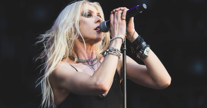 sundown_stories's tweet photo. Taylor Momsen, the lead singer of The Pretty Reckless, experienced a bizarre and unexpected incident during a performance in Spain. 
#music #live #livemusic #animals #funny #scary