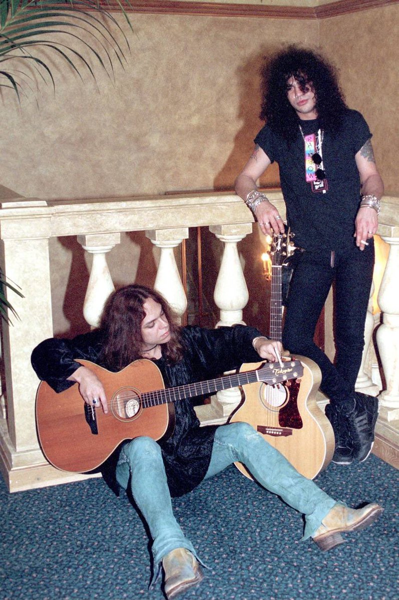 slashworldarg's tweet photo. #slashphotoshoot 

@Slash y Eric Dover por Fabio Diena en Milan Italia, marzo de 1995. 

🤘🎩🌎

#slash #snakepit #slashssnakepit #ericdover https://t.co/SmUPaoEE86