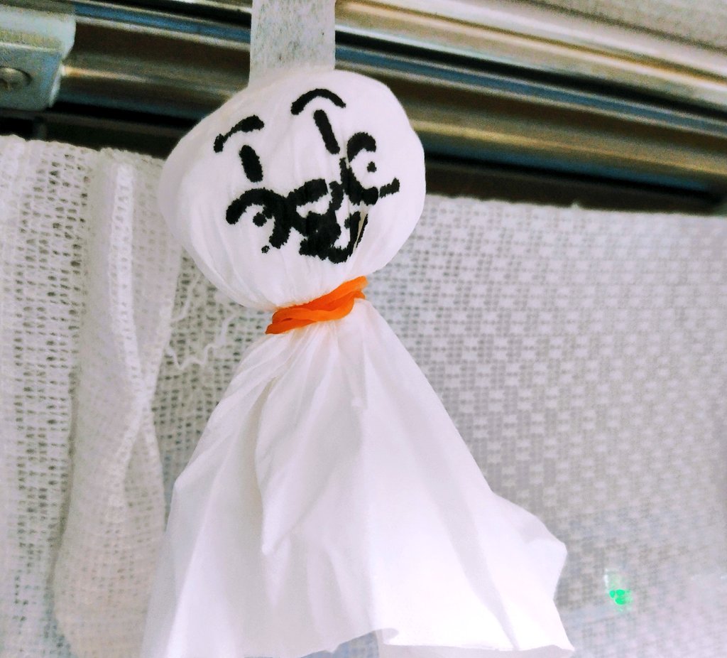 mayu2586's tweet photo. クローン病の娘

今日は地元の花火大会があり
友人と行くようですが
雨予報なので開催されるか微妙です😥

よほど楽しみにしてたのか
2日前から てるてる坊主を下げていました✨
幼い頃 以来だなぁ...

ん!? なにかに似てる!?
これは...！ アンパンマンやないかぁ〜！😂

#軽くホラー https://t.co/5kVglmX12r