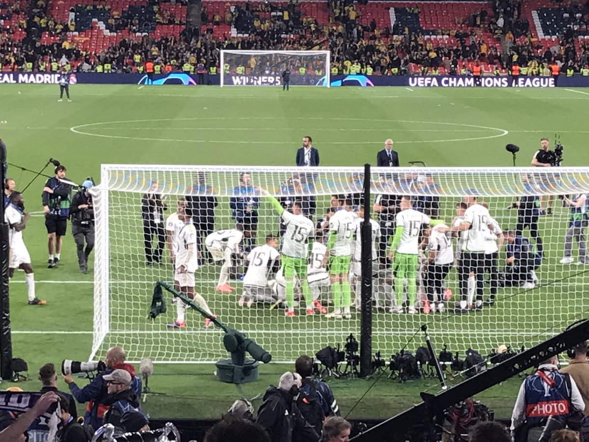 BonetMM's tweet image. Tremendo Estadio Wembley. Tremenda la afición del Dortmud , increíble animando a su equipo y espectacular en la derrota honrando al  campeón sin abandonar las gradas  hasta después de que Nacho alzase la Orejona . Y del Real Madrid es que ya no se me ocurre ni que decir . #La15