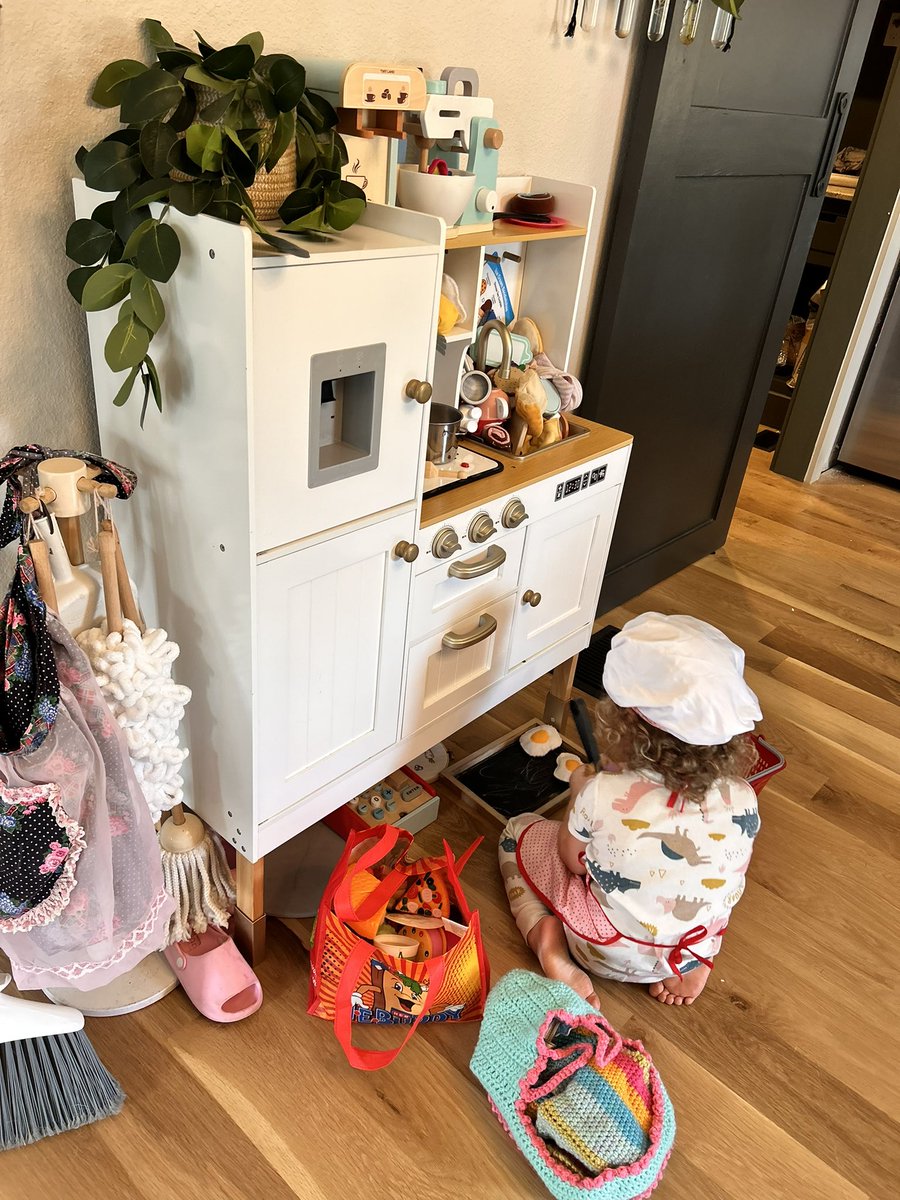 Helping Chicken Rancher get her room unpacked and put together. She definitely got her indoor kitchen together and working. Hope y’all having a great afternoon.