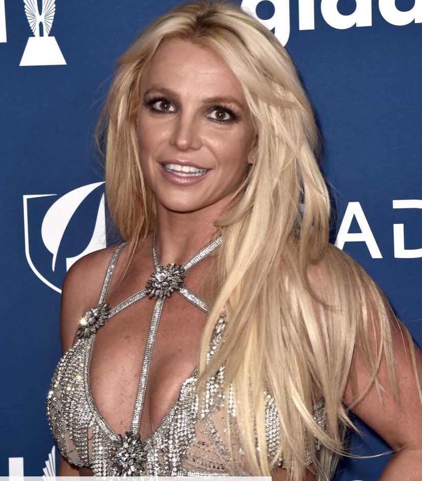 One of the most used and abused celebrities. A ‘13 cover story interview with InStyle, the singer opened about a small cosmetic tweak. “A doctor I see, [Beverly Hills plastic surgeon] Dr. [Raj] Kanodia, does fun stuff to me sometimes—I’ve had lip injections before,” she said.