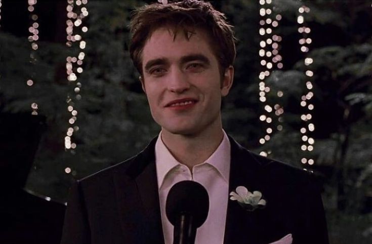 "Nenhum espaço de tempo com você seria suficiente... comecemos com o para sempre"
(Edward Cullen)
