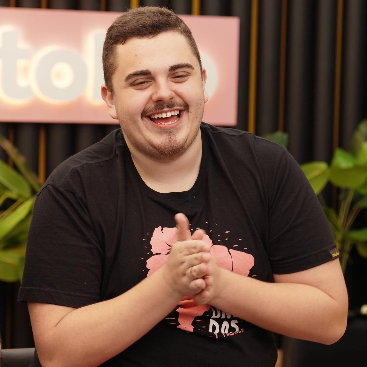 supportpassini's tweet photo. Sejam bem vindos ao Support Zé Passini, o primeiro e maior portal de notícias sobre o influenciador e integrante da Netolab José Passini! 💛  

Ativem as notificações. 🔔

Siga e acompanhe nosso Instagram
(https://t.co/USlXGXUYEg) https://t.co/mpRNtkq1wP