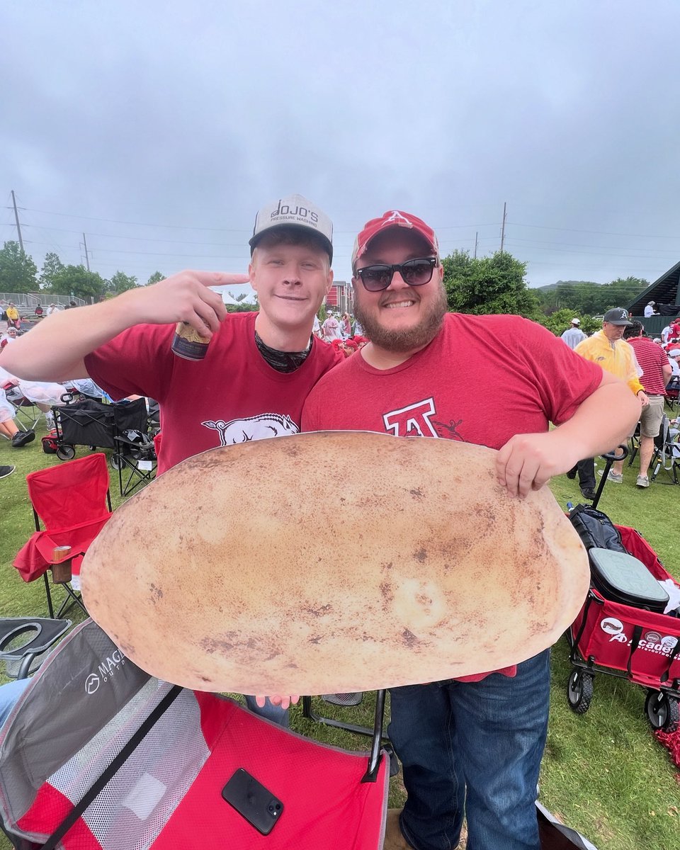 This guy was so cool! He wrapped his arm around me like we’d been friends for years! Good times bro! #brotater #eatyourtaters #tatersgonnatate #hogsvredhawks2024 #fayettevilleregional #game1 #razorbackbaseball #thisisbaseball #omahogs #razorbacknation #gohogs #secnetwork #espn