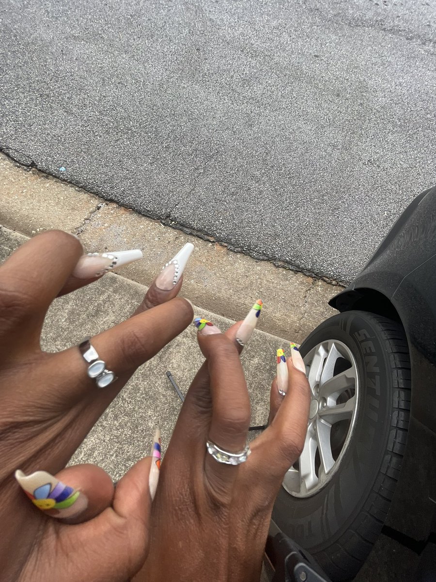 _Jayokk_'s tweet photo. Me literally crossing my fingers so that the city of Atl get they shit together for Meg tomorrow!! https://t.co/Bofp71ropW