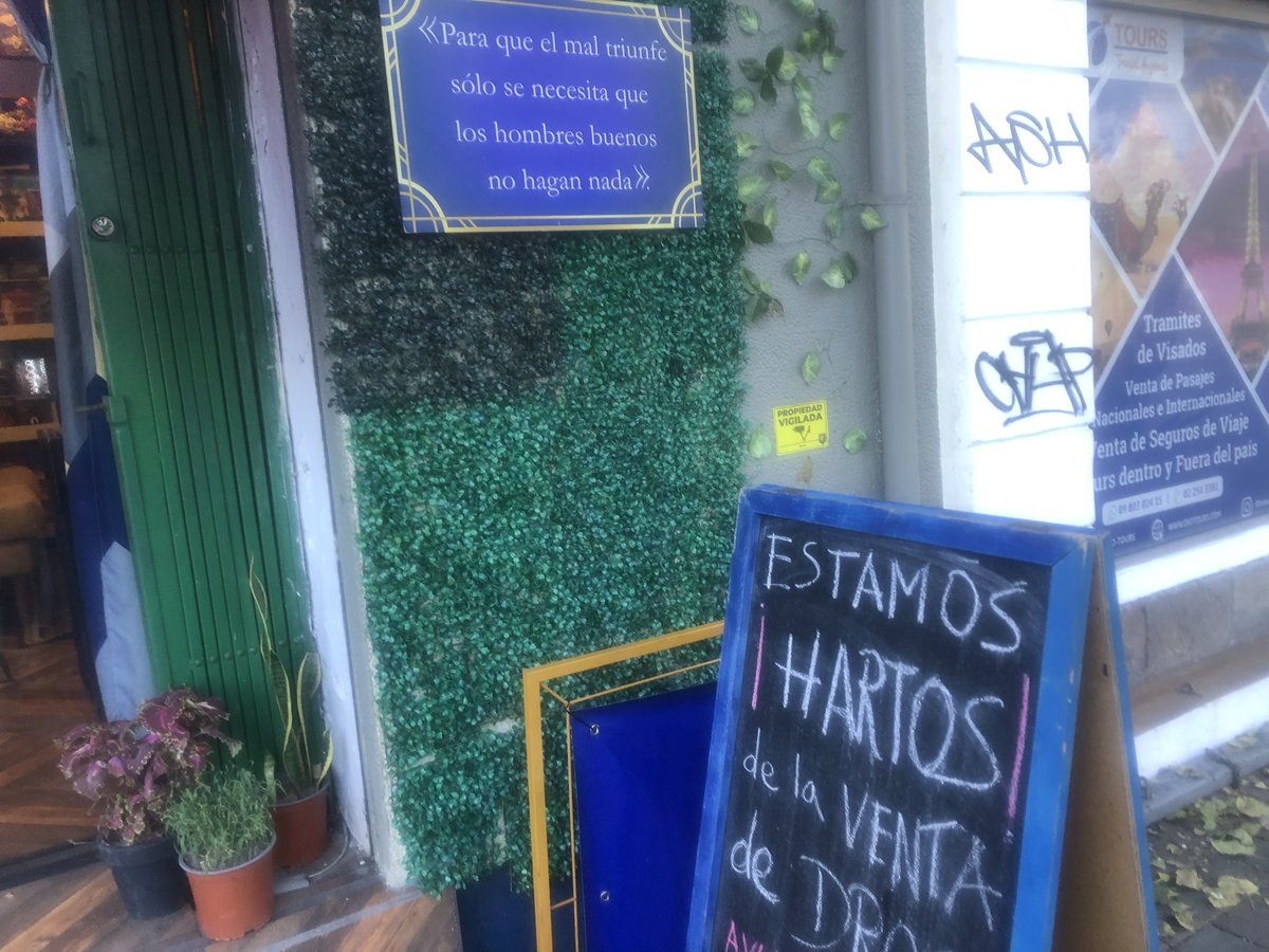 lahistoriaec's tweet photo. En resistencia. Funcionarios de la alcaldía de Quito pidieron al dueño del café libro El Faro, ubicado en avenida Amazonas y que ha sido amenazado por vendedores de drogas, que retire este letrero: “Para que el mal triunfe solo se necesita que los hombres buenos no hagan nada”. https://t.co/GgB6uWKAij