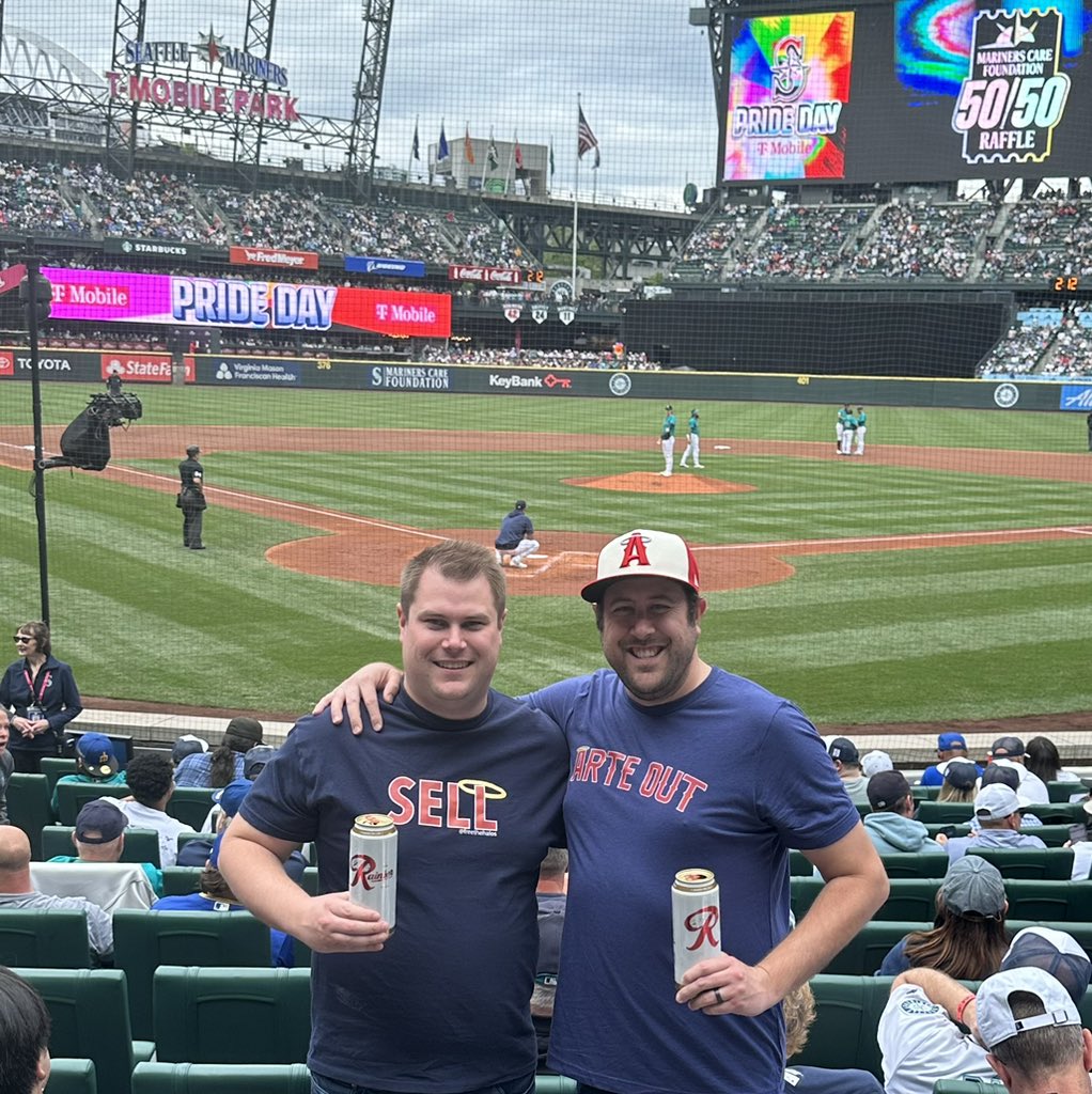 AndJohnson97's tweet photo. @Luke_Johnson9 and I are out here!
#SellTheTeAm
#ArteOut https://t.co/h7SSbgp0Xr