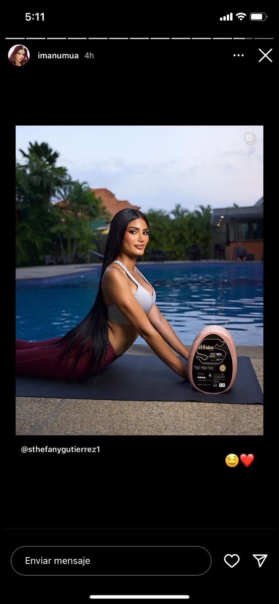 -Bueno tú ponte normal al lado de la piscina, haces unas poses de yoga de rutina y te ponemos una panela de jamón al lado, va a quedar buenísimo