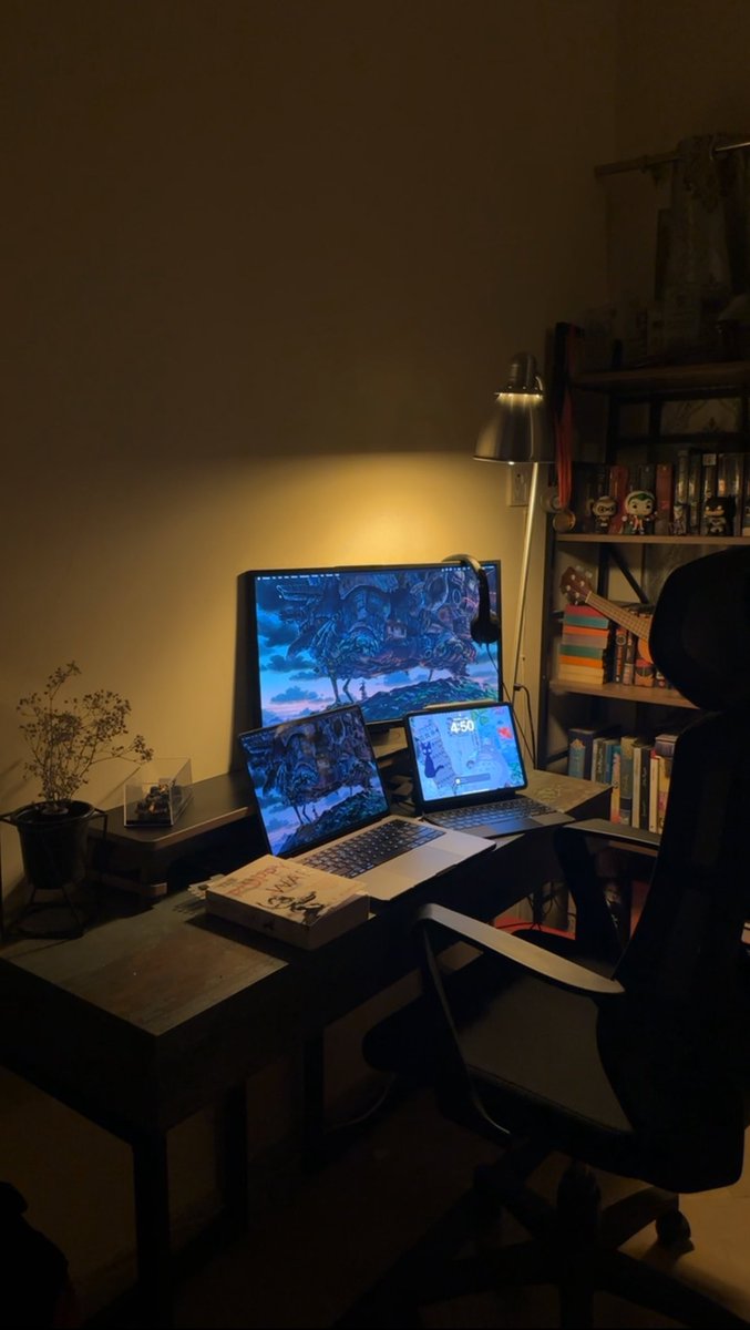 ZombiePenguinxD's tweet photo. I work from home now. https://t.co/rA9dYTJyVa