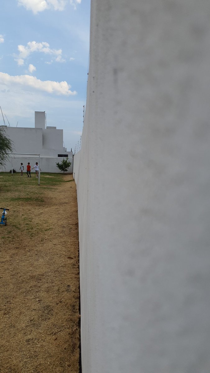 DanielFdezAl's tweet photo. Oigan @qromunicipio @pcmqro esta barda perimetral en CD del sol, tiene más de 15° de inclinación, ahora con las lluvias ¿creen que se pueda caer? ¿Quién regula y obliga a las constructoras a corregir su escaso intelecto en construcciones de interés social? https://t.co/T7BYkE91Tb