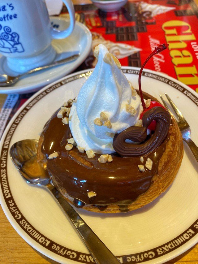cafe_farine's tweet photo. 今年初めてヨモギを摘むところから大福を作りました。限定物に弱くミニシロノワールを。母の日に亀屋良長さんのわらび餅。一年ぶりの上京は日本橋三越でザッハトルテ。 #5月を写真４枚で振り返る https://t.co/Bx8XRWjkDw