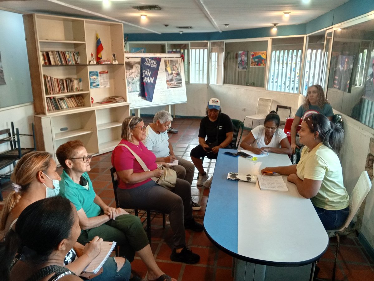 YazminPsuv's tweet photo. Desde la Parroquia San Juan, activos líderes y lideresas comunitarios en el arranque del 1er Congreso Nacional de Comunicación 📢 
#PuebloEnLasRedes @NicolasMaduro @SanJuanPSUV @PartidoPSUV https://t.co/ziwdlHHdBE
